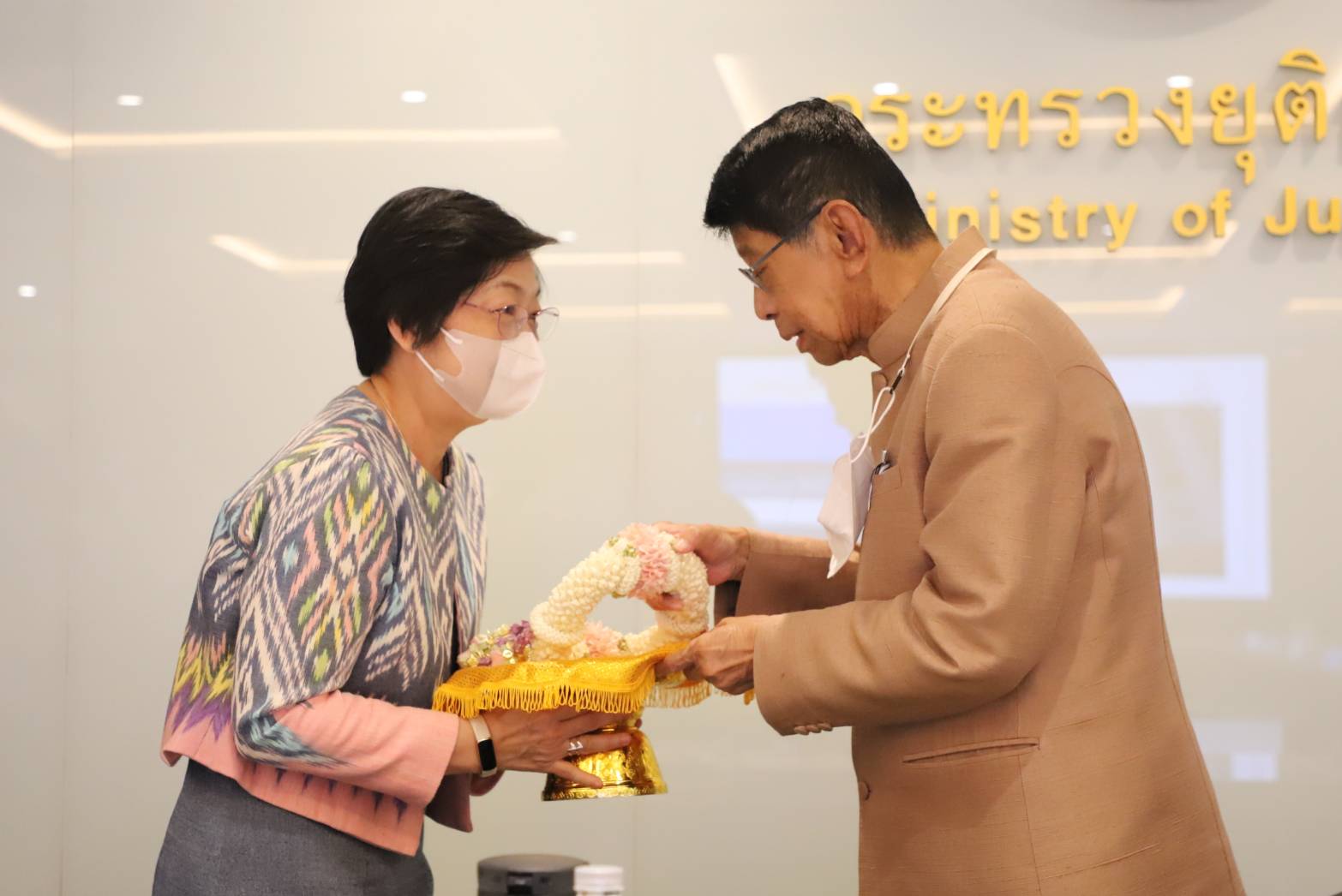 อธิบดีกรมบังคับคดี มอบพวงมาลัยขอพรรองนายกรัฐมนตรี รักษาการรัฐมนตรีว่าการกระทรวงยุติธรรม เนื่องในประเพณีวันสงกรานต์ ประจำปี 2566